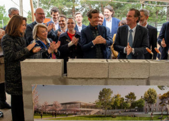 Denis Philipon, P-dg de Voyage Privé (au centre), entouré de Renaud Muselier et Maryse Joissains pour le lancement de son chantier le vendredi 17 mai à Aix-en-Provence (Crédit Linkedin Voyage Privé)