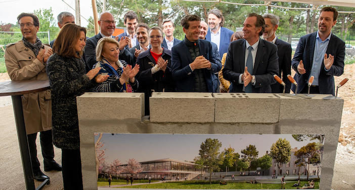 Denis Philipon, P-dg de Voyage Privé (au centre), entouré de Renaud Muselier et Maryse Joissains pour le lancement de son chantier le vendredi 17 mai à Aix-en-Provence (Crédit Linkedin Voyage Privé)