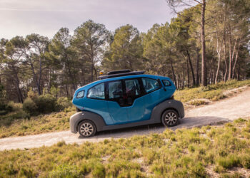 La Demoiselle sur un chemin du plateau de l'Arbois entre la gare TGV d'Aix et thecamp (Crédit DR)