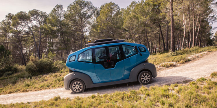 La Demoiselle sur un chemin du plateau de l'Arbois entre la gare TGV d'Aix et thecamp (Crédit DR)