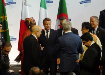 Emmanuel Macron et des participants au Sommet des deux rives (Photo Gomet').