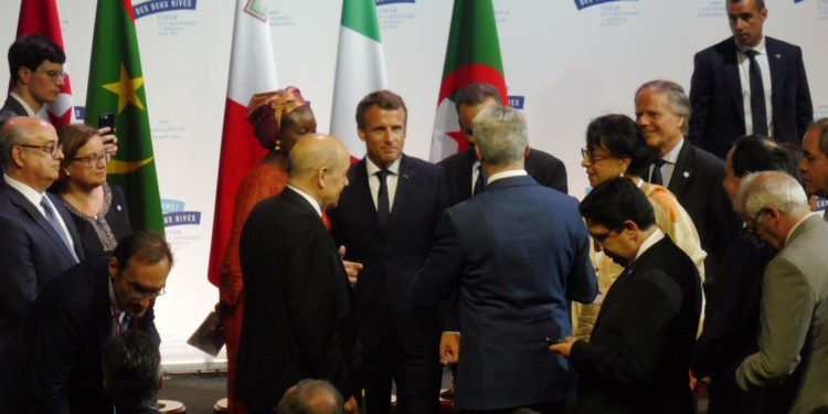 Emmanuel Macron et des participants au Sommet des deux rives (Photo Gomet').