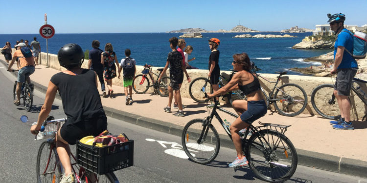 Le vélo sur la Corniche libérée de voitures. Bientôt un dimanche par moi ? (Photo : archives Gomet')