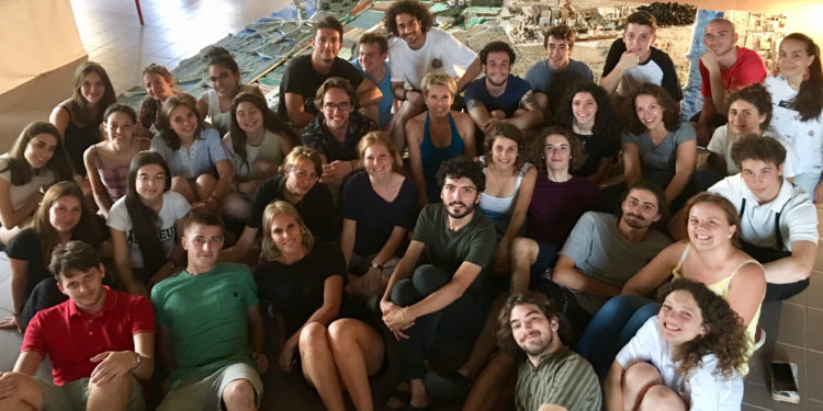 Corinne Vezzoni (aucentre en haut) avec les étudiants en architecture de Venise (Photo DR)