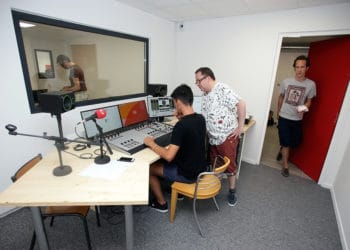 Dans les studios de la radio RCF (Photo Robert Poulain)