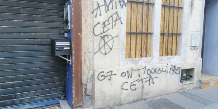 La façade de la permanence d'Alexandra Louis dans le 13e arrondissement de Marseille taguée durant la week-end (Photo DR).