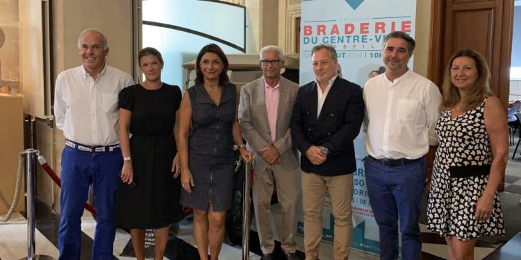 Les élus et représentants des associations de commerçants en 2019 pour la présentation de la précédente braderie (Crédit archives Gomet').