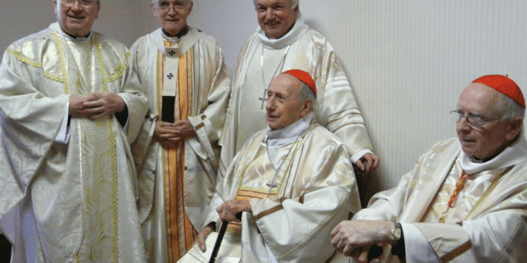 Mgr Etchegaray ici au centre assis (Crédit photo :Eglise catholique de Marseille/DR)