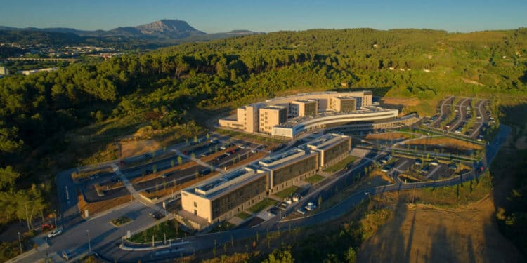 Vue aérienne de l'Hôpital privé de Provence officiellement inauguré à Aix le 20 septembre 2019 (Crédit : @aiaLifeDesign)