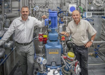 Michel Féraud, le président-fondateur de Provepharm (à Gauche) et son directeur industriel, Pierre-Yves Leroy, dans leur nouvelle usine de production de Château-Gombert