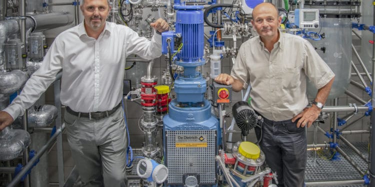 Michel Féraud, le président-fondateur de Provepharm (à Gauche) et son directeur industriel, Pierre-Yves Leroy, dans leur nouvelle usine de production de Château-Gombert