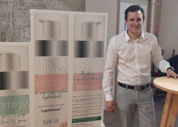 Nicolas El Robrini devant sa gamme de produits (Crédit photo : @DrNicoEL).