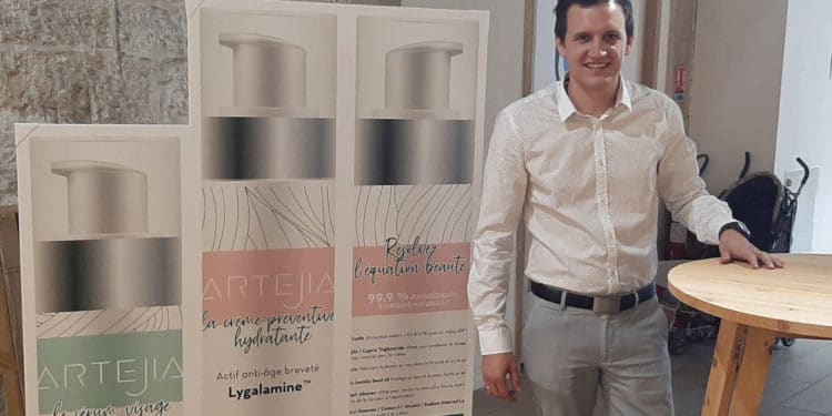 Nicolas El Robrini devant sa gamme de produits (Crédit photo : @DrNicoEL).