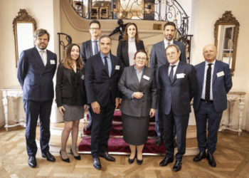 De gauche à droite: (1er plan) Gregory Beltrame (Arendt & Medernach France), Laurence Sdika (Ambassade du Luxembourg / Chambre de Commerce du Luxembourg), Christopher Baldelli (Président BCFL), Martine Schommer (Ambassadeur), Xavier Blouin (Société Générale Luxembourg), Nick Stubbs (SES Astra France).(Arrière-plan) : Carlo Thelen (Chambre de Commerce du Luxembourg), Morena Bernardini (Ariane Group) et Tim Kesseler (Ambassade du Luxembourg). (Crédit BCFL)