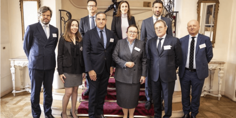 De gauche à droite: (1er plan) Gregory Beltrame (Arendt & Medernach France), Laurence Sdika (Ambassade du Luxembourg / Chambre de Commerce du Luxembourg), Christopher Baldelli (Président BCFL), Martine Schommer (Ambassadeur), Xavier Blouin (Société Générale Luxembourg), Nick Stubbs (SES Astra France).(Arrière-plan) : Carlo Thelen (Chambre de Commerce du Luxembourg), Morena Bernardini (Ariane Group) et Tim Kesseler (Ambassade du Luxembourg). (Crédit BCFL)