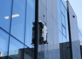 Clean-Kong (Aix) : le robot laveur de façades vitrées s’implante à Singapour