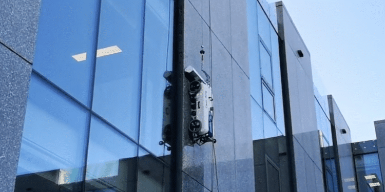Clean-Kong (Aix) : le robot laveur de façades vitrées s’implante à Singapour