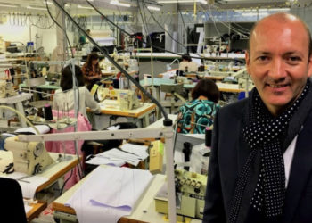 Jean-Brice Garrela dans l'atelier textile de Gardanne