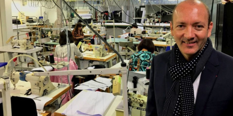 Jean-Brice Garrela dans l'atelier textile de Gardanne
