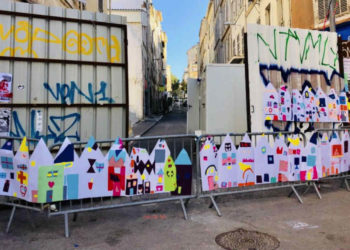 De dessins d'enfants affiché rue d'Aubagne au lendemain des commémorations du 5 novembre (Crédit MU/Gomet')