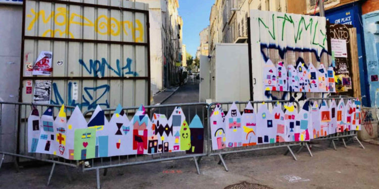 De dessins d'enfants affiché rue d'Aubagne au lendemain des commémorations du 5 novembre (Crédit MU/Gomet')