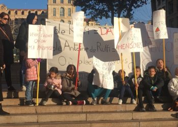 Les parents d'élèves de l'école Ruffi ont manifesté devant l'hôtel de Ville pour demander le transfert de leurs enfants dans le nouveau groupe scolaire en 2020 (Crédit DR)