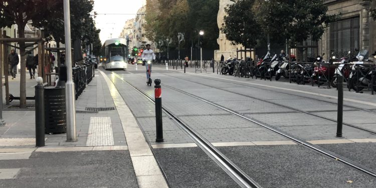 Les usagers de trottinettes électriques sont invités à utiliser la route ou les pistes cyclables (Photo CE).
