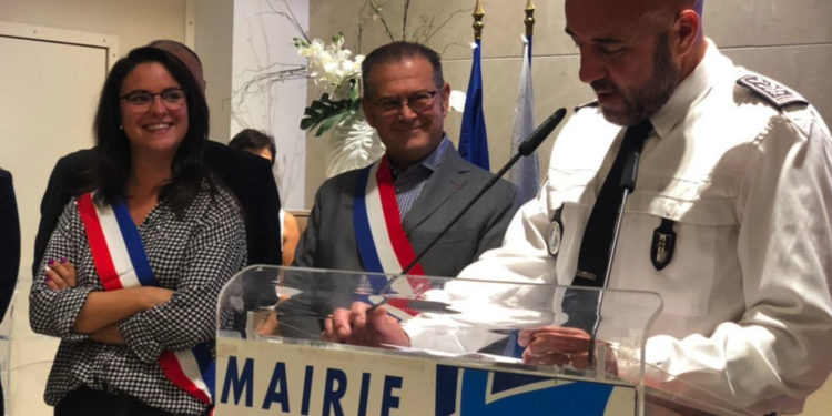 Bruno Gilles avec Marine Pustorino, la maire des 4e et 5e arrondissements et le commissaire divisionnaire David Brugère lors d'une cérémonie début octobre