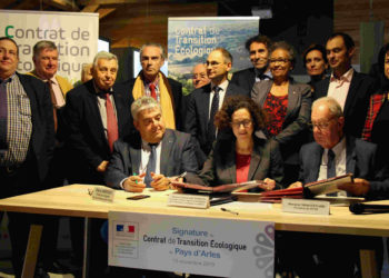 Emmanuelle Wargon signe le Contrat de transition écologique (CTE) du Pays d'Arles. (Crédit photo : DR).
