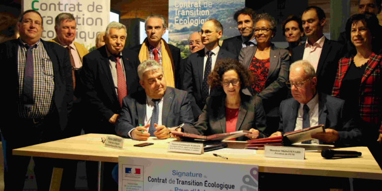Emmanuelle Wargon signe le Contrat de transition écologique (CTE) du Pays d'Arles. (Crédit photo : DR).