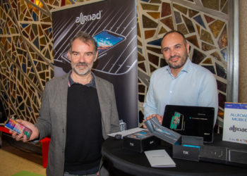 Marc Mota (à gauche) présente sa nouvelle coque Tix avant le grand départ au CES 2020 (Crédit JYD)