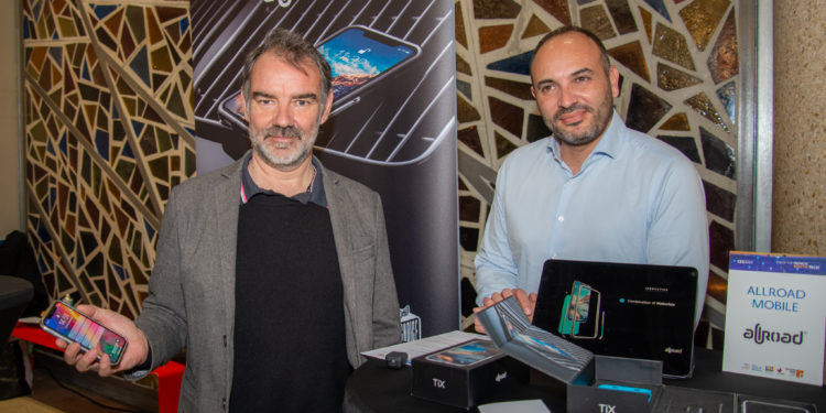 Marc Mota (à gauche) présente sa nouvelle coque Tix avant le grand départ au CES 2020 (Crédit JYD)