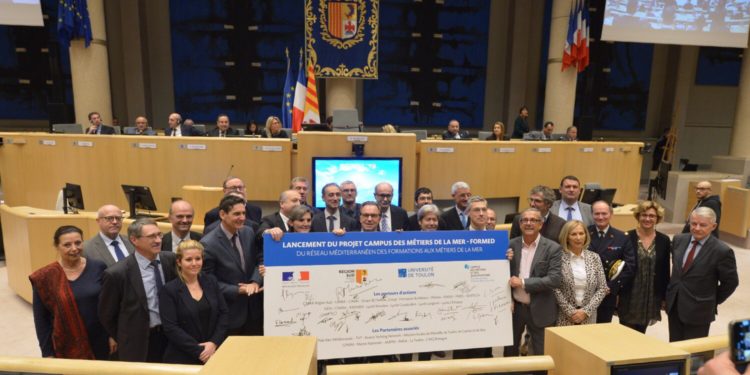 A l'occasion de l'acte III de la Méditerranée du Futur, le Président de Région, Renaud Muselier a signé lundi 25 novembre la convention « Campus des métiers de la Mer » avec Jean-Pierre Galvez président de la chambre de métiers et de l'artisanat Provence-Alpes-Côte d’Azur, en présence de Xavier Leroux, le président de l'Université de Toulon.