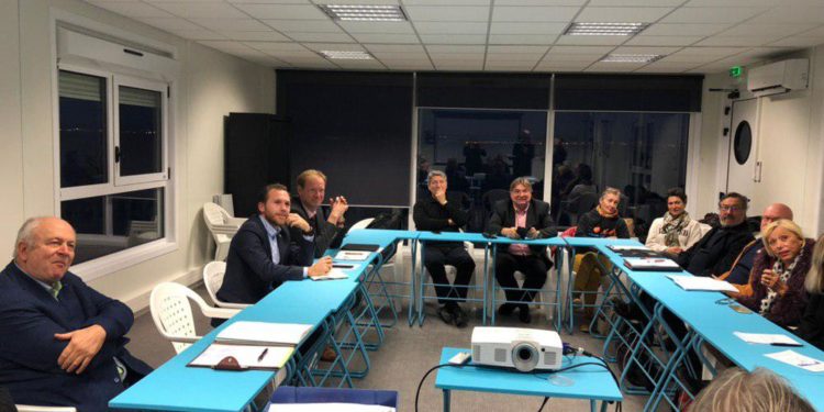 Les députés ont rencontrés les associations de défense de l'étang de Berre pour évaluer la situation (Crédit DR)