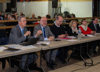 Alexandre Gallese (2e en partant de la gauche) lors d'une réunion de quartier à Aix jeudi 23 janvier (Photo Gomet'/JYD).
