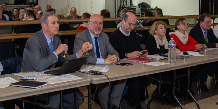 Alexandre Gallese (2e en partant de la gauche) lors d'une réunion de quartier à Aix jeudi 23 janvier (Photo Gomet'/JYD).