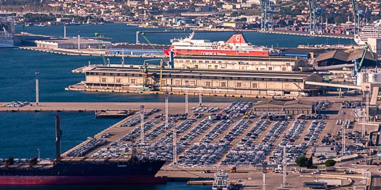 Marchandises et bateaux bloqués ur le port de Marseille (Archives JYD/Gomet').