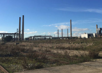 A Berre l'étang, le terrain de l'ancienne usine Cabot fermée en 2009 jouxte celui de la raffinerie LyondellBasell (Photo Gomet').