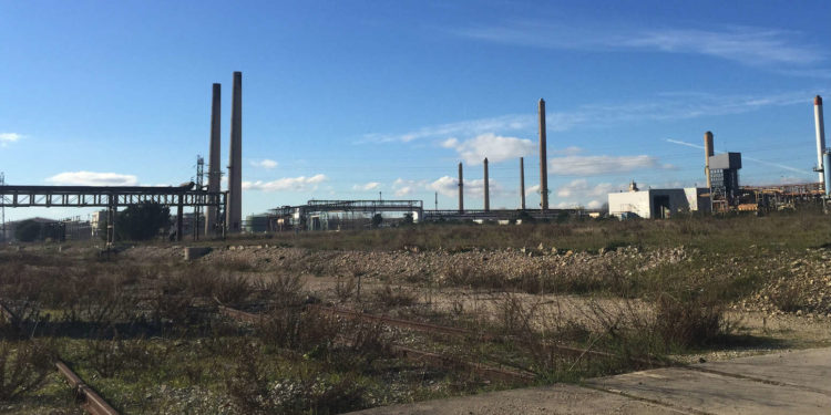 A Berre l'étang, le terrain de l'ancienne usine Cabot fermée en 2009 jouxte celui de la raffinerie LyondellBasell (Photo Gomet').
