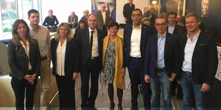 Yvon Berland entouré de ses têtes de liste dans quatre secteurs de Marseille (Photo Gomet').