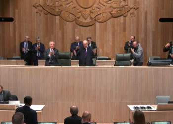 termine son règne sous les applaudissements du conseil municipal.