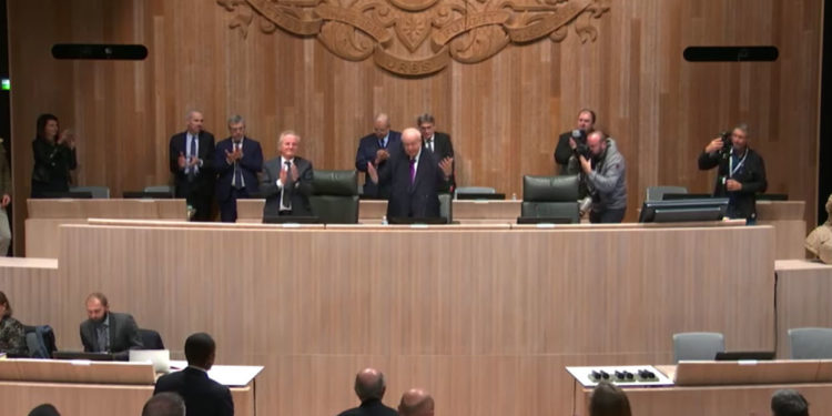 termine son règne sous les applaudissements du conseil municipal.