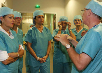 Martine Vassal (au centre) en visite dans un hôpital (archives Gomet').