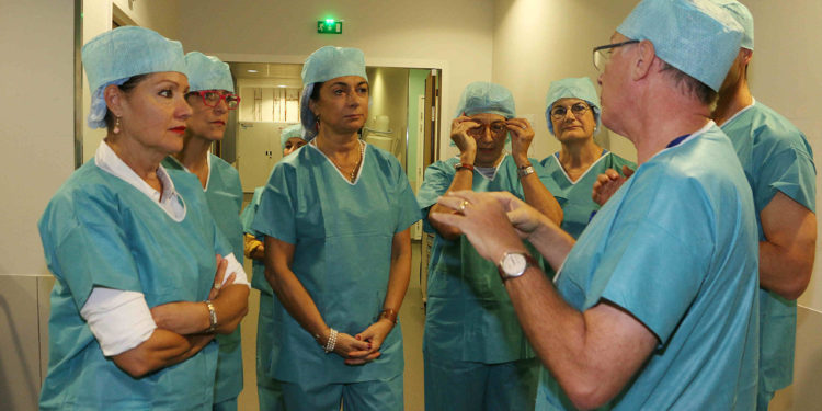 Martine Vassal (au centre) en visite dans un hôpital (archives Gomet').