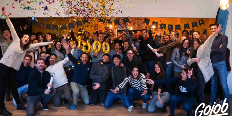 Les équipes de Gojob fêtent le chiffre de 1000 intérimaires par semaine en novembre dernier (Crédit @gojob_offcial).