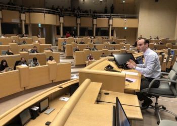 Ludovic Perney avec des jeunes dans l'hémicycle régional (crédit : @LudovicPerney)