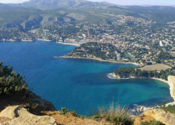 Pataclet Le littoral méditerranéen, ici la baie de Cassis. Un trésor à préserver. C'est l'objectif de My med du Top 20 (Photo archives Gomet').