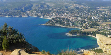 Pataclet Le littoral méditerranéen, ici la baie de Cassis. Un trésor à préserver. C'est l'objectif de My med du Top 20 (Photo archives Gomet').