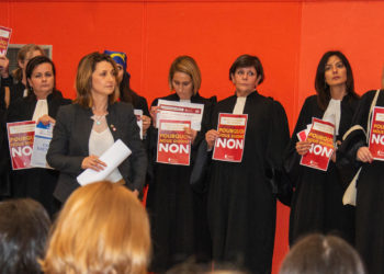 Anne-Laurence Petel lors de ses voeux de députée en présence d'avocats en colère (Photo JY Delattre/Gomet')