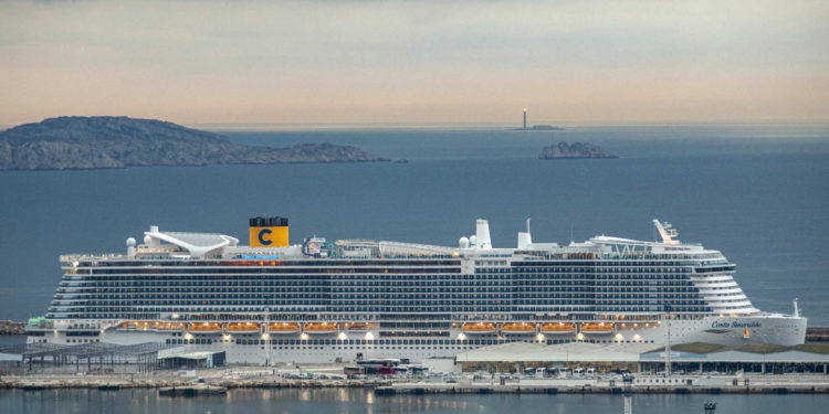 Le Costa Smeralda, alimenté en GNL, en escale à Marseille le 29 décembre 2019